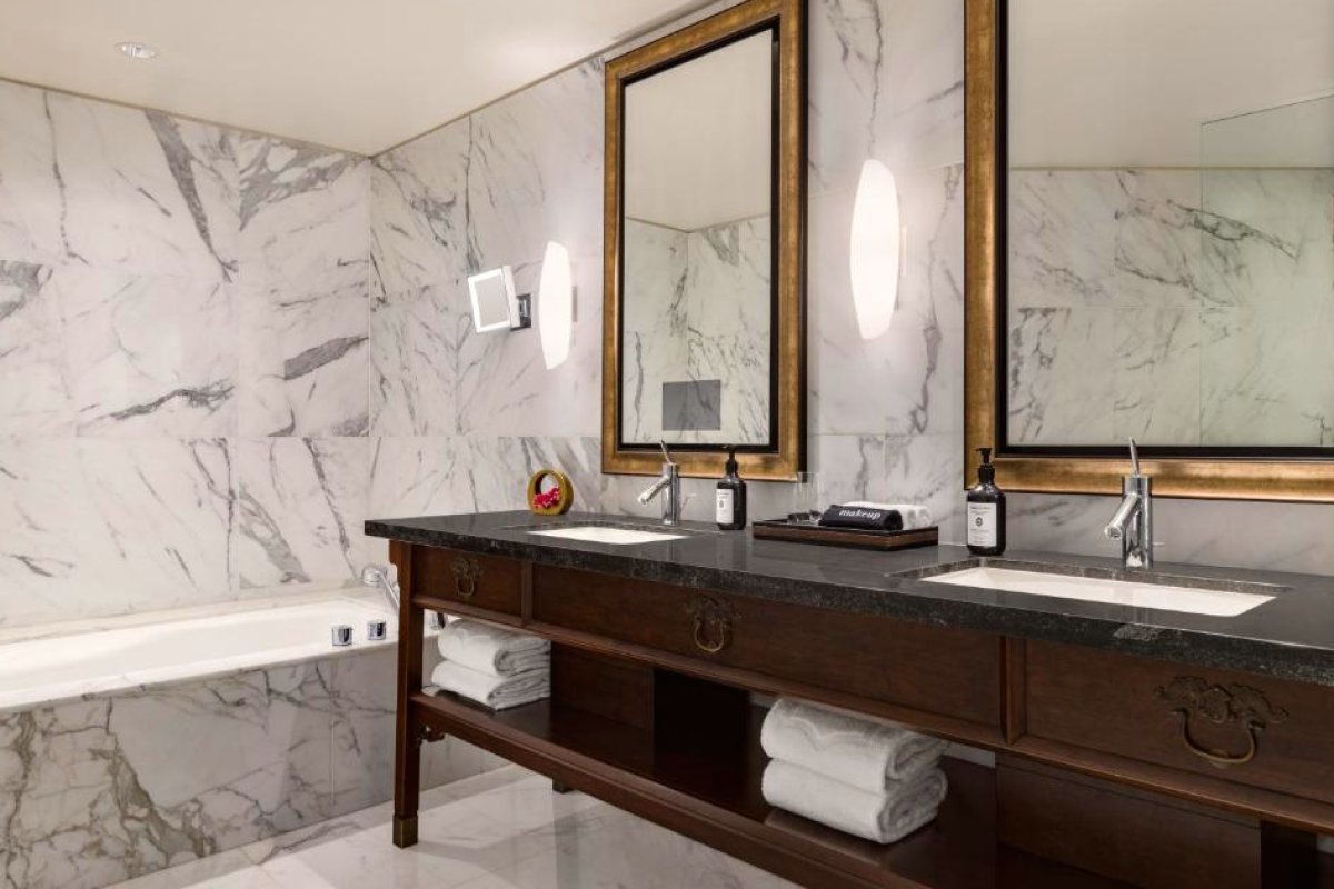 Hyatt Vancouver Downtown Alberni view 3