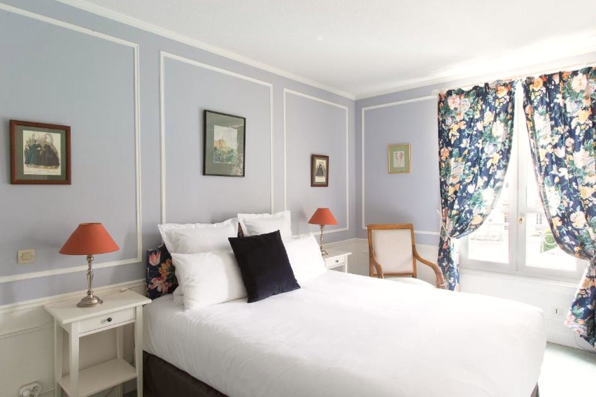 Château la Commaraine view 2