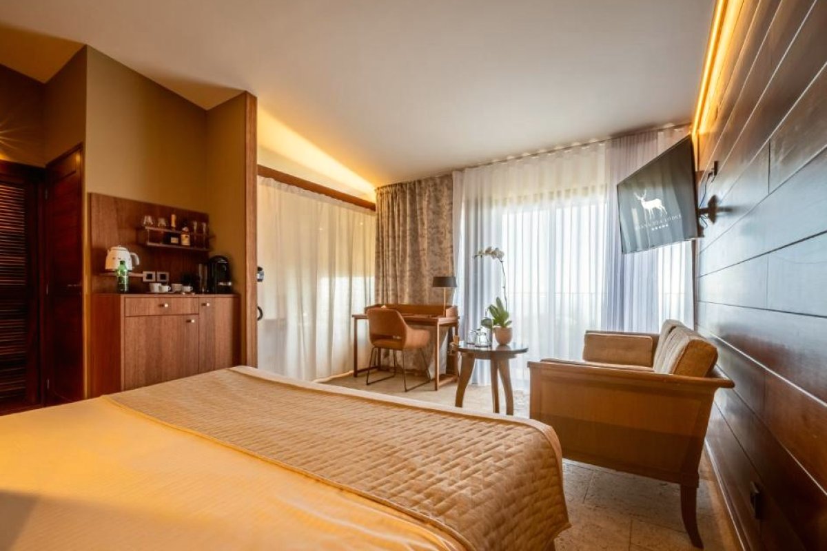 Diana Dea Lodge view 2